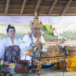 Pedanda Siwa-Budha didampingi Ida Dalem Semarapura saat Muput Karya Agung di Pura Agung Desa Angantelu-Gegelang, Jumat (1/5).