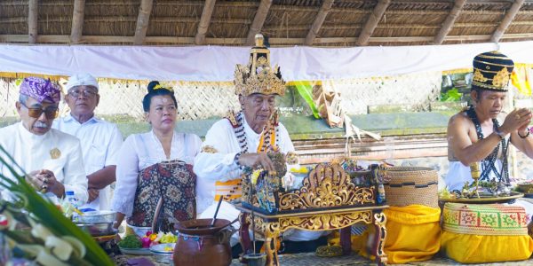 Pedanda Siwa-Budha didampingi Ida Dalem Semarapura saat Muput Karya Agung di Pura Agung Desa Angantelu-Gegelang, Jumat (1/5).