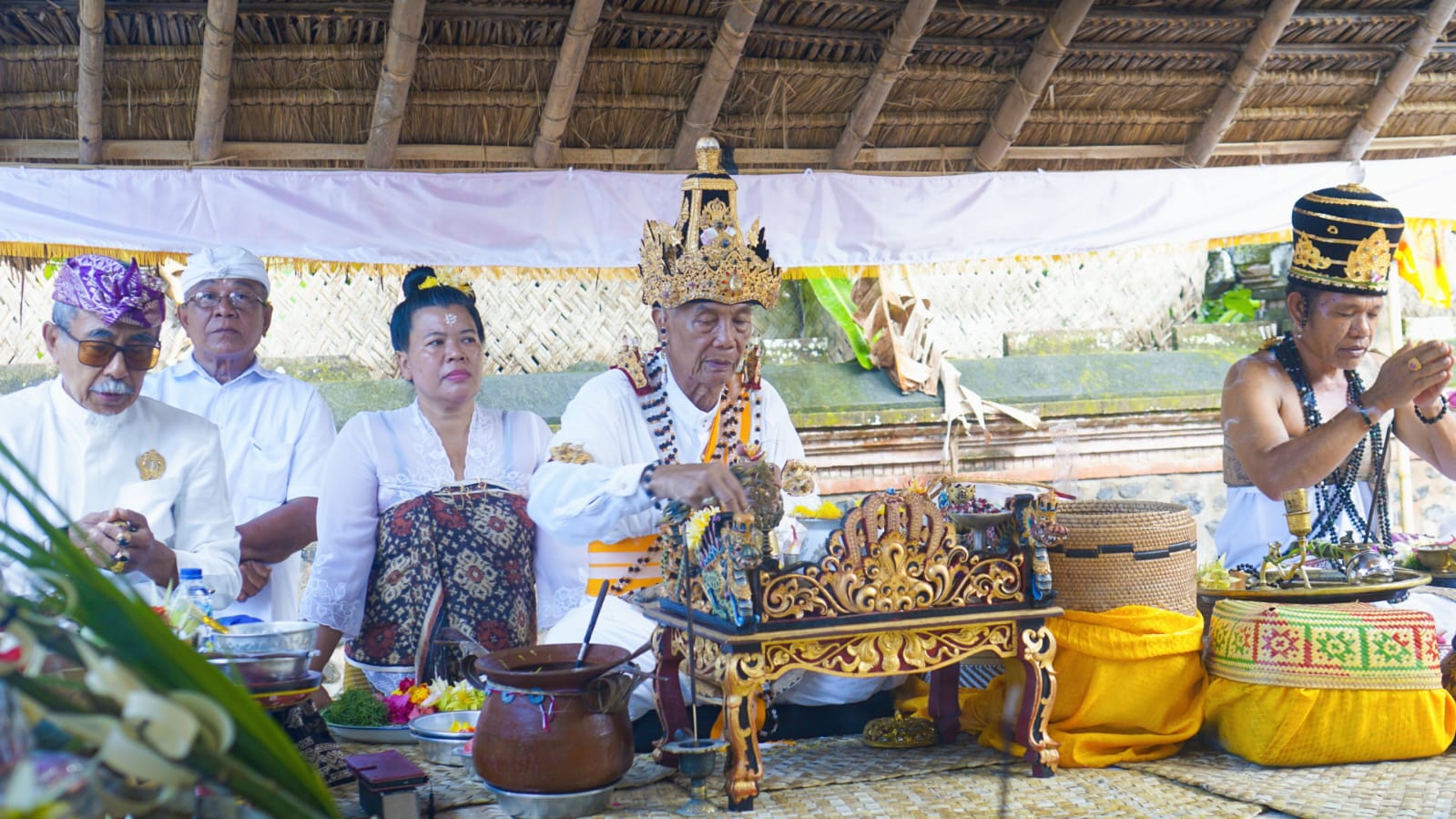 Pedanda Siwa-Budha didampingi Ida Dalem Semarapura saat Muput Karya Agung di Pura Agung Desa Angantelu-Gegelang, Jumat (1/5).