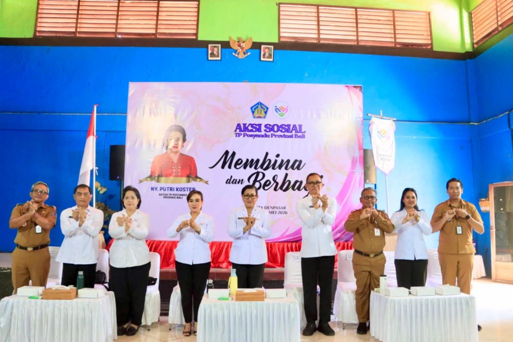 Pelaksanaan Aksi Sosial “Membina dan Berbagi” yang digelar Tim Pembina Posyandu Provinsi Bali di dua lokasi di Kota Denpasar, yang dipimpin Ketua Tim Pembina Posyandu Provinsi Bali, Ny. Putri Suastini Koster didampingi Sekretaris I TP Posyandu Kota Denpasar, Ny. Ayu Kristi Arya Wibawa, Senin (4/5).