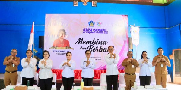 Pelaksanaan Aksi Sosial “Membina dan Berbagi” yang digelar Tim Pembina Posyandu Provinsi Bali di dua lokasi di Kota Denpasar, yang dipimpin Ketua Tim Pembina Posyandu Provinsi Bali, Ny. Putri Suastini Koster didampingi Sekretaris I TP Posyandu Kota Denpasar, Ny. Ayu Kristi Arya Wibawa, Senin (4/5).