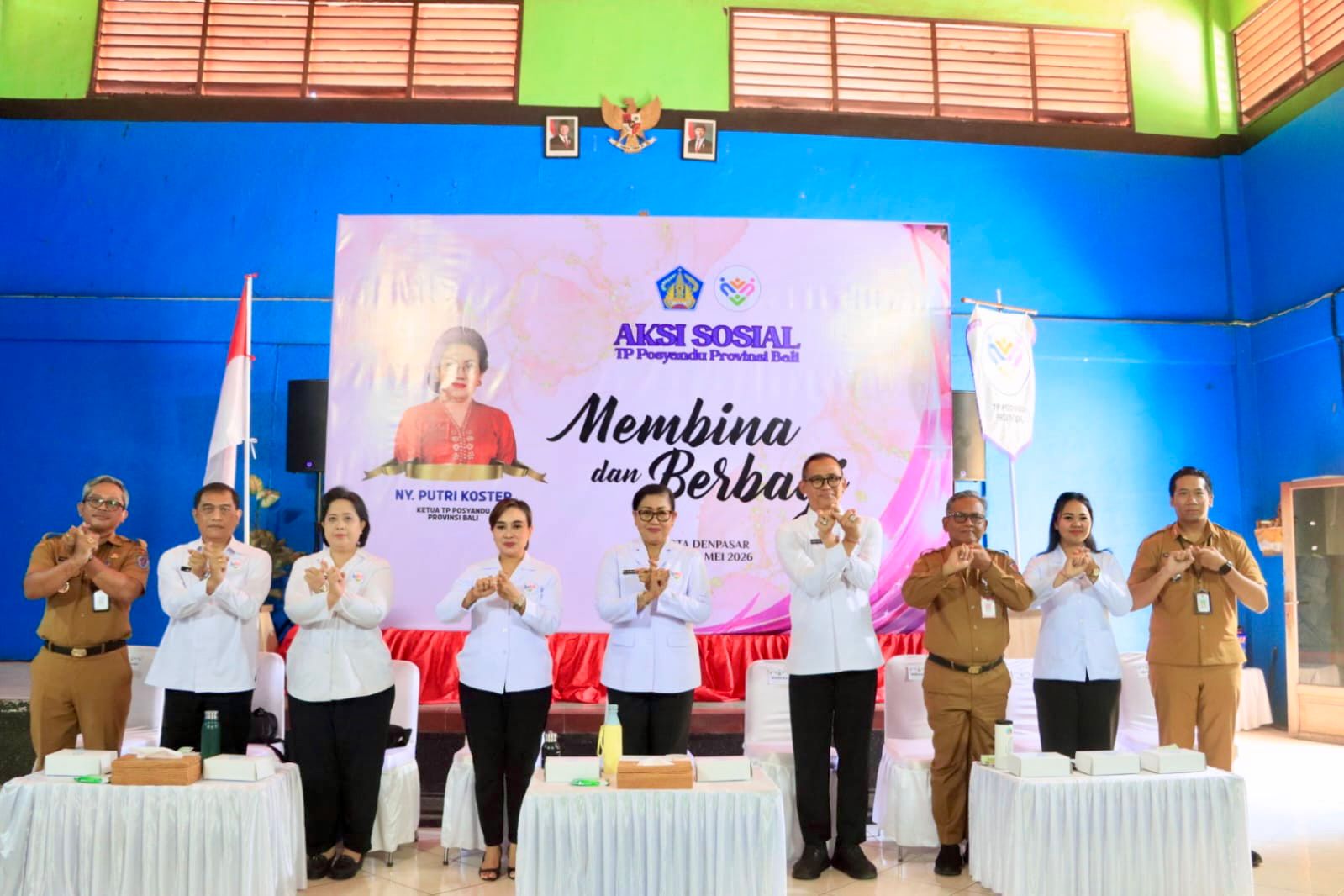 Pelaksanaan Aksi Sosial “Membina dan Berbagi” yang digelar Tim Pembina Posyandu Provinsi Bali di dua lokasi di Kota Denpasar, yang dipimpin Ketua Tim Pembina Posyandu Provinsi Bali, Ny. Putri Suastini Koster didampingi Sekretaris I TP Posyandu Kota Denpasar, Ny. Ayu Kristi Arya Wibawa, Senin (4/5).