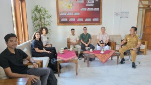 ITB STIKOM Bali bersama mahasiswa Prancis saat Study Lapangan di Desa Punggul, Badung.