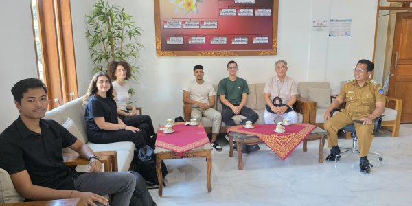 ITB STIKOM Bali bersama mahasiswa Prancis saat Study Lapangan di Desa Punggul, Badung.