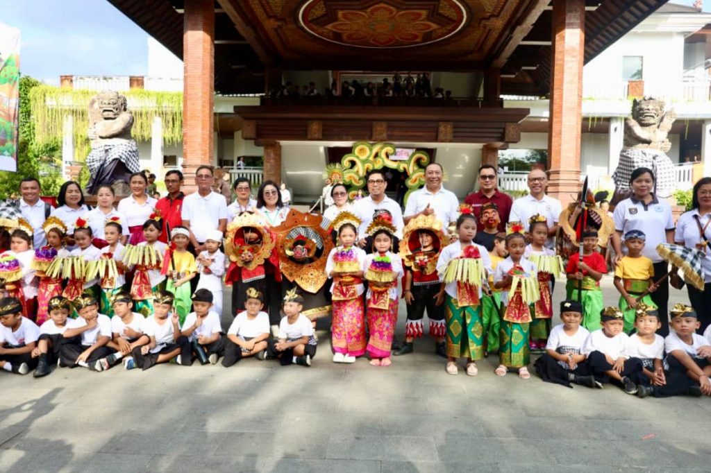 Wakil Wali Kota Denpasar, I Kadek Agus Arya Wibawa membuka Denpasar Education Festival (DEF) 2026 bertema “Edu-Green” di Lapangan Taman Kota Lumintang, Rabu (6/5).
