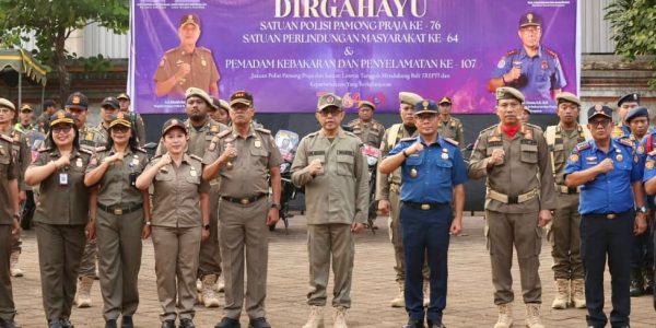 Wali Kota Denpasar, I Gusti Ngurah Jaya Negara memimpin apel peringatan Hari Ulang Tahun (HUT) ke-76 Satuan Polisi Pamong Praja (Satpol PP), HUT ke-64 Satuan Perlindungan Masyarakat (Satlinmas) dan HUT ke-107 Pemadam Kebakaran dan Penyelamatan di Halaman Parkir Gor Ngurah Rai Denpasar, Rabu (6/4).
