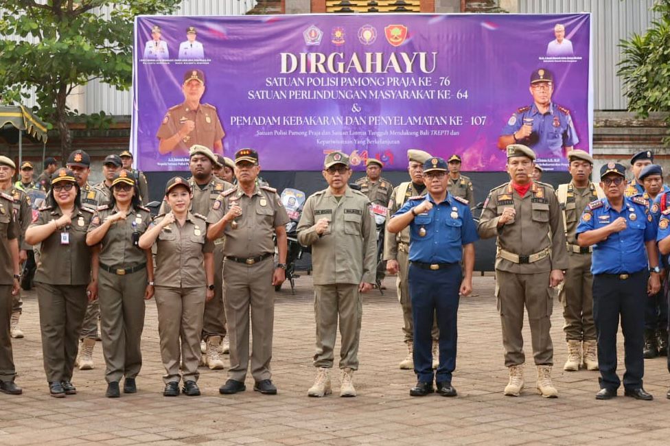 Wali Kota Denpasar, I Gusti Ngurah Jaya Negara memimpin apel peringatan Hari Ulang Tahun (HUT) ke-76 Satuan Polisi Pamong Praja (Satpol PP), HUT ke-64 Satuan Perlindungan Masyarakat (Satlinmas) dan HUT ke-107 Pemadam Kebakaran dan Penyelamatan di Halaman Parkir Gor Ngurah Rai Denpasar, Rabu (6/4).