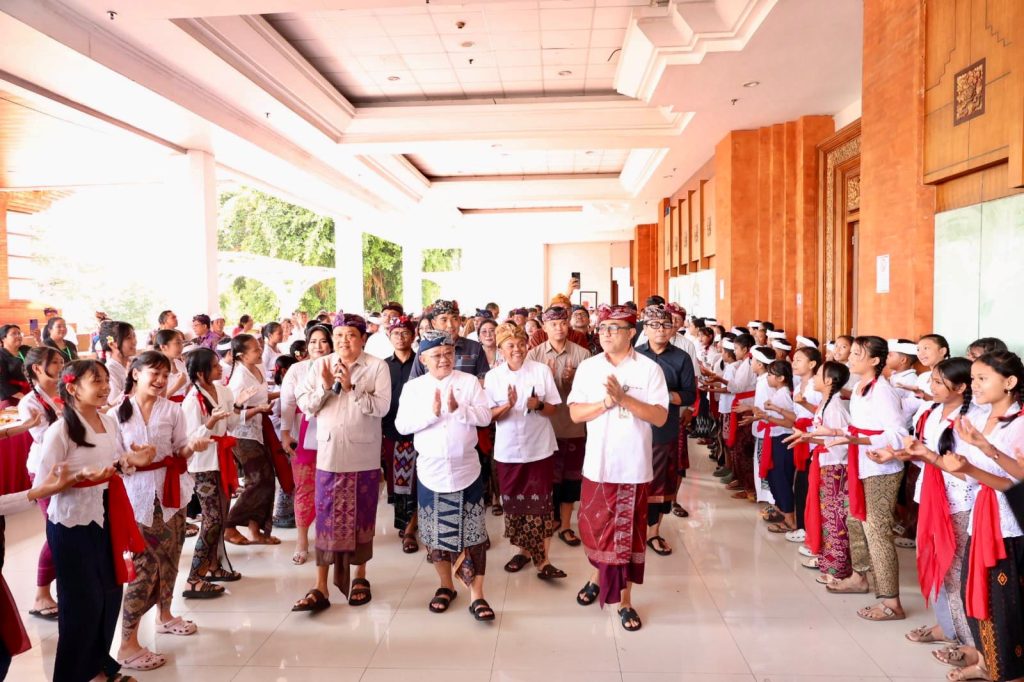Mendikdasmen Abdul Mu’ti yang didampingi Wali Kota Denpasar, IGN Jaya Negara saat menghadiri puncak acara DEF di Gedung Dharma Negara Alaya Kota Denpasar, Kamis (7/5).