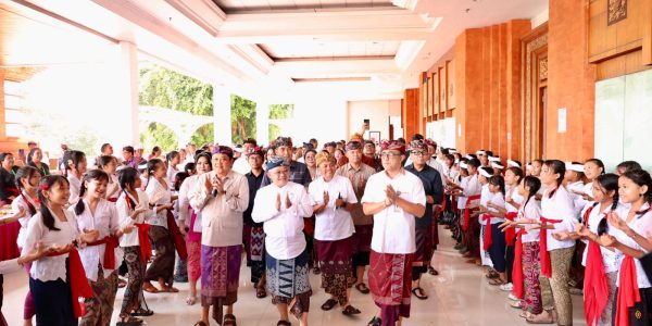 Mendikdasmen Abdul Mu’ti yang didampingi Wali Kota Denpasar, IGN Jaya Negara saat menghadiri puncak acara DEF di Gedung Dharma Negara Alaya Kota Denpasar, Kamis (7/5).
