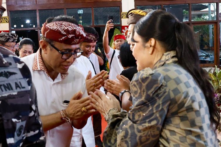 Wali Kota Denpasar, I Gusti Ngurah Jaya Negara menghadiri acara Pisah Sambut Kepala Kejaksaan Tinggi Bali di Gedung Wanita Nari Graha Provinsi Bali, Kamis (7/5).
