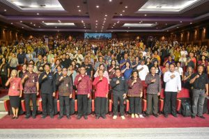 Wali Kota Denpasar, I Gusti Ngurah Jaya Negara bersama Wakil Walikota Denpasar, I Kadek Agus Arya Wibawa saat mendampingi Gubernur Bali, Wayan Koster serangkaian sosialisasi bagi pengusaha di sektor Hotel, Restoran, Kafe/Katering (Horeka) dan Daerah Tujuan Wisata (DTW) untuk mendukung optimalisasi pengolahan sampah berbasis sumber di Dharma Negara Alaya, Jumat (8/5).