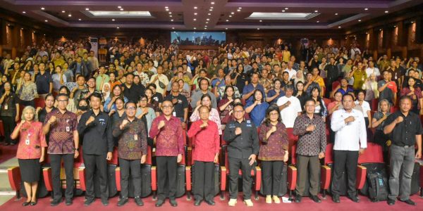 Wali Kota Denpasar, I Gusti Ngurah Jaya Negara bersama Wakil Walikota Denpasar, I Kadek Agus Arya Wibawa saat mendampingi Gubernur Bali, Wayan Koster serangkaian sosialisasi bagi pengusaha di sektor Hotel, Restoran, Kafe/Katering (Horeka) dan Daerah Tujuan Wisata (DTW) untuk mendukung optimalisasi pengolahan sampah berbasis sumber di Dharma Negara Alaya, Jumat (8/5).