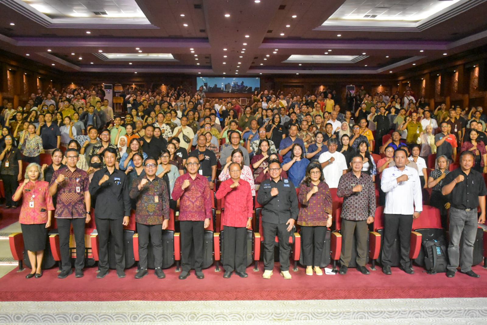 Wali Kota Denpasar, I Gusti Ngurah Jaya Negara bersama Wakil Walikota Denpasar, I Kadek Agus Arya Wibawa saat mendampingi Gubernur Bali, Wayan Koster serangkaian sosialisasi bagi pengusaha di sektor Hotel, Restoran, Kafe/Katering (Horeka) dan Daerah Tujuan Wisata (DTW) untuk mendukung optimalisasi pengolahan sampah berbasis sumber di Dharma Negara Alaya, Jumat (8/5).