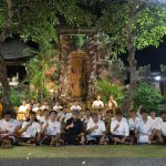 Wakil Wali Kota Denpasar, I Kadek Agus Arya Wibawa saat meninjau langsung pembinaan Sekaa Gong Telung Barung Desa Adat Penatih sebagai Duta Kota Denpasar pada Wimbakara Tari Barong PKB XLVIII Tahun 2026 di Pura Penataran Agung Desa Adat Penatih, Kamis (7/5).