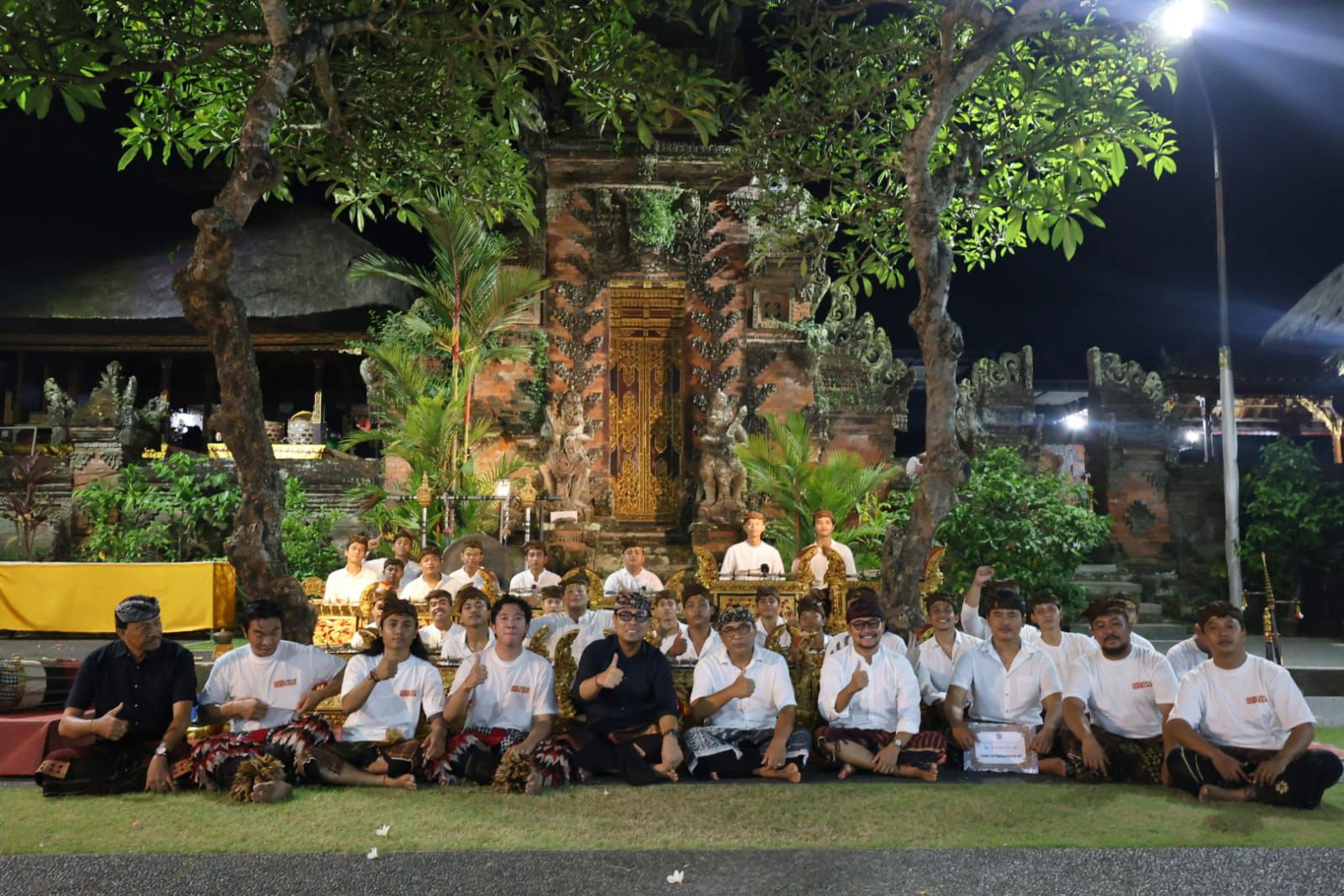 Wakil Wali Kota Denpasar, I Kadek Agus Arya Wibawa saat meninjau langsung pembinaan Sekaa Gong Telung Barung Desa Adat Penatih sebagai Duta Kota Denpasar pada Wimbakara Tari Barong PKB XLVIII Tahun 2026 di Pura Penataran Agung Desa Adat Penatih, Kamis (7/5).