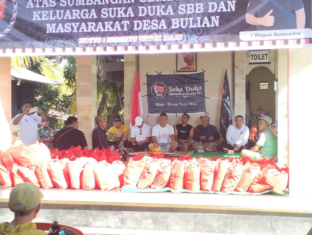 Penyalurkan paket sembako kepada para lanjut usia dan warga kurang mampu oleh Semeton Bulian Bersatu, Sabtu (9/5/2026).