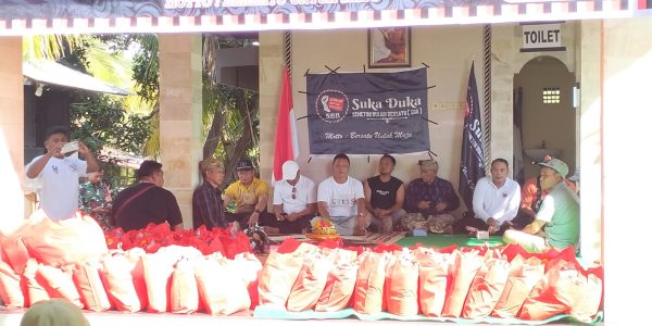Penyalurkan paket sembako kepada para lanjut usia dan warga kurang mampu oleh Semeton Bulian Bersatu, Sabtu (9/5/2026).