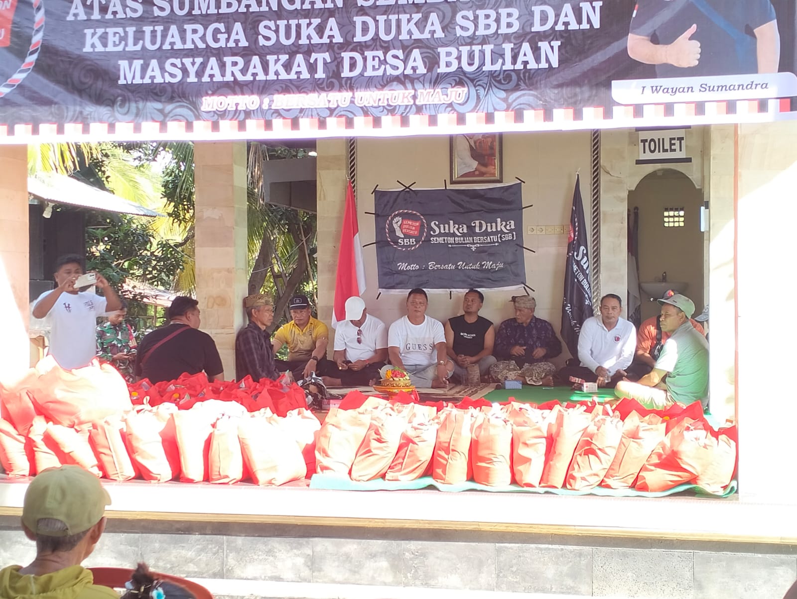Penyalurkan paket sembako kepada para lanjut usia dan warga kurang mampu oleh Semeton Bulian Bersatu, Sabtu (9/5/2026).