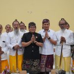 Wakil Gubernur Bali, I Nyoman Giri Prasta bersama Sulinggih saat Loka Sabha MGPSSR Jembrana.