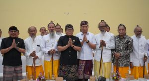 Wakil Gubernur Bali, I Nyoman Giri Prasta bersama Sulinggih saat Loka Sabha MGPSSR Jembrana.