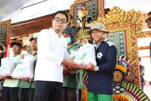 Wakil Wali Kota Denpasar, I Kadek Agus Arya Wibawa saat membuka Bulan Bhakti Gotong Royong Masyarakat (BBGRM) Kota Denpasar Tahun 2026 ditandai dengan pemukulan Gong dan simbolis penanaman pohon yang dilaksanakan di Pantai Sidakarya, Denpaaar Selatan, pada Sabtu (9/5).