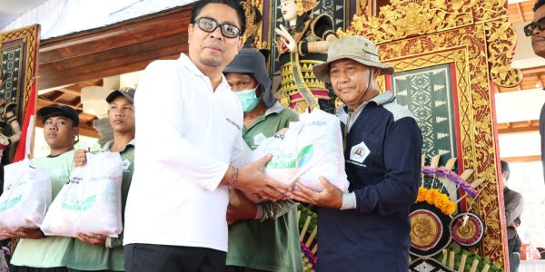 Wakil Wali Kota Denpasar, I Kadek Agus Arya Wibawa saat membuka Bulan Bhakti Gotong Royong Masyarakat (BBGRM) Kota Denpasar Tahun 2026 ditandai dengan pemukulan Gong dan simbolis penanaman pohon yang dilaksanakan di Pantai Sidakarya, Denpaaar Selatan, pada Sabtu (9/5).