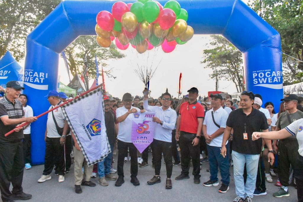 Wakil Walikota Denpasar, I Kadek Agus Arya Wibawa bersama Ketua DPRD Kota Denpasar, I Gusti Ngurah Gede saat menghadiri sekaligus melepas Jalan Sehat Bersama serangkaian HUT ke-35 LPD Desa Adat Kesiman, Sabtu (9/5).