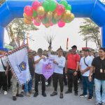 Wakil Walikota Denpasar, I Kadek Agus Arya Wibawa bersama Ketua DPRD Kota Denpasar, I Gusti Ngurah Gede saat menghadiri sekaligus melepas Jalan Sehat Bersama serangkaian HUT ke-35 LPD Desa Adat Kesiman, Sabtu (9/5).