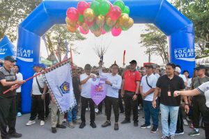 Wakil Walikota Denpasar, I Kadek Agus Arya Wibawa bersama Ketua DPRD Kota Denpasar, I Gusti Ngurah Gede saat menghadiri sekaligus melepas Jalan Sehat Bersama serangkaian HUT ke-35 LPD Desa Adat Kesiman, Sabtu (9/5).