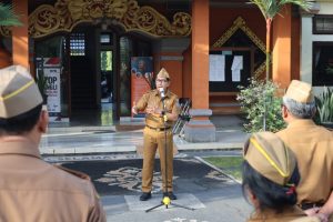 Sekda Kota Denpasar, I Gusti Ngurah Eddy Mulya memimpin apel disiplin pegawai di Kantor Kecamatan Denpasar Barat, Senin (11/5), sekaligus menekankan pentingnya integritas ASN dan optimalisasi pelayanan publik.