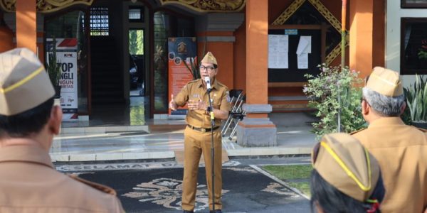 Sekda Kota Denpasar, I Gusti Ngurah Eddy Mulya memimpin apel disiplin pegawai di Kantor Kecamatan Denpasar Barat, Senin (11/5), sekaligus menekankan pentingnya integritas ASN dan optimalisasi pelayanan publik.