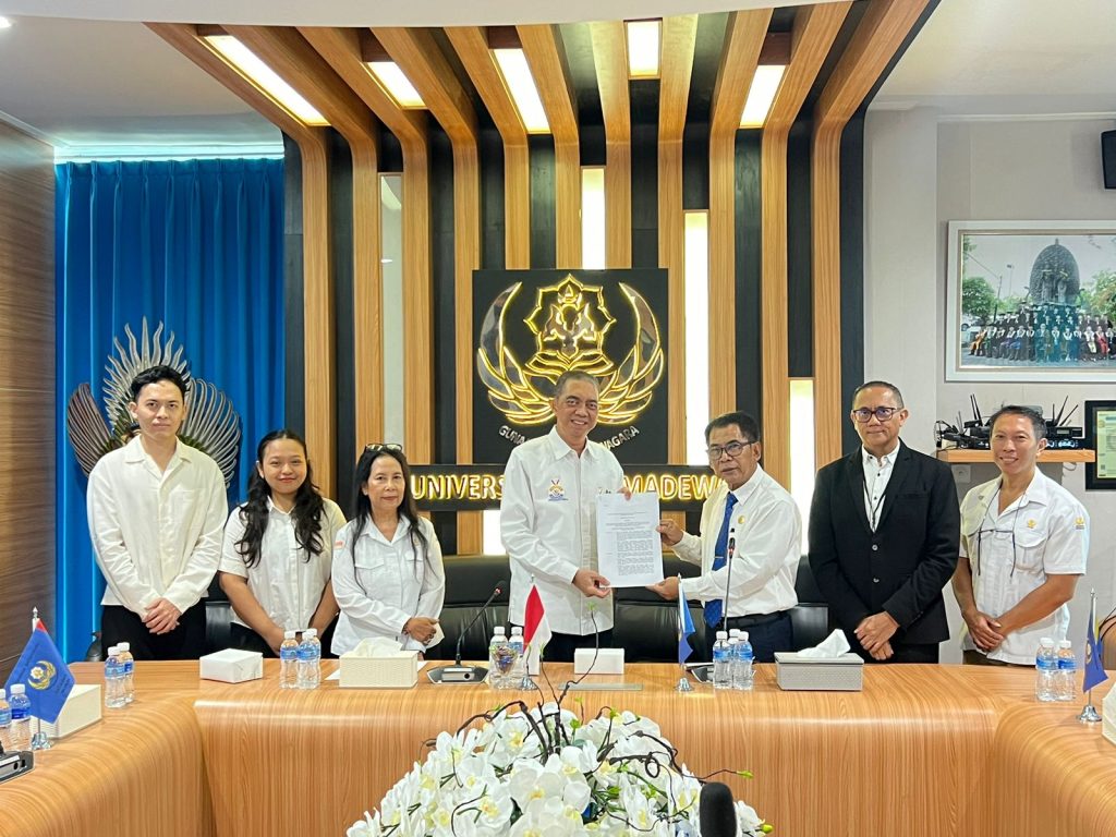 Rektor Unwar Prof. Dr. Ir. I Gde Suranaya Pandit (tiga dari kanan) menerima SK pembukaan Program Studi (Prodi) S1 Fisioterapi dari Kepala LLDikti Wilayah 8 (tiga dari kiri).