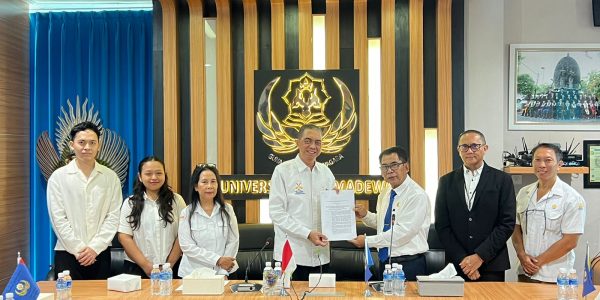 Rektor Unwar Prof. Dr. Ir. I Gde Suranaya Pandit (tiga dari kanan) menerima SK pembukaan Program Studi (Prodi) S1 Fisioterapi dari Kepala LLDikti Wilayah 8 (tiga dari kiri).