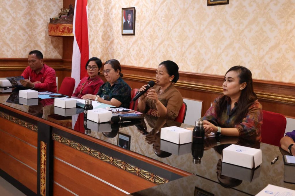 Ketua TP PKK Kota Denpasar, Ny. Sagung Antari Jaya Negara didampingi Sekretaris I TP PKK Kota Denpasar, Ny. Ayu Kristi Arya Wibawa saat menerima audiensi Kepala Perwakilan BKKBN Provinsi Bali, Kamis (12/5).