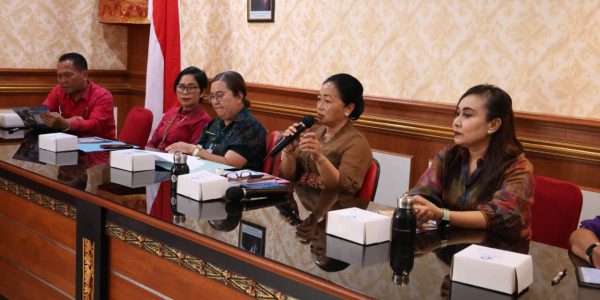 Ketua TP PKK Kota Denpasar, Ny. Sagung Antari Jaya Negara didampingi Sekretaris I TP PKK Kota Denpasar, Ny. Ayu Kristi Arya Wibawa saat menerima audiensi Kepala Perwakilan BKKBN Provinsi Bali, Kamis (12/5).