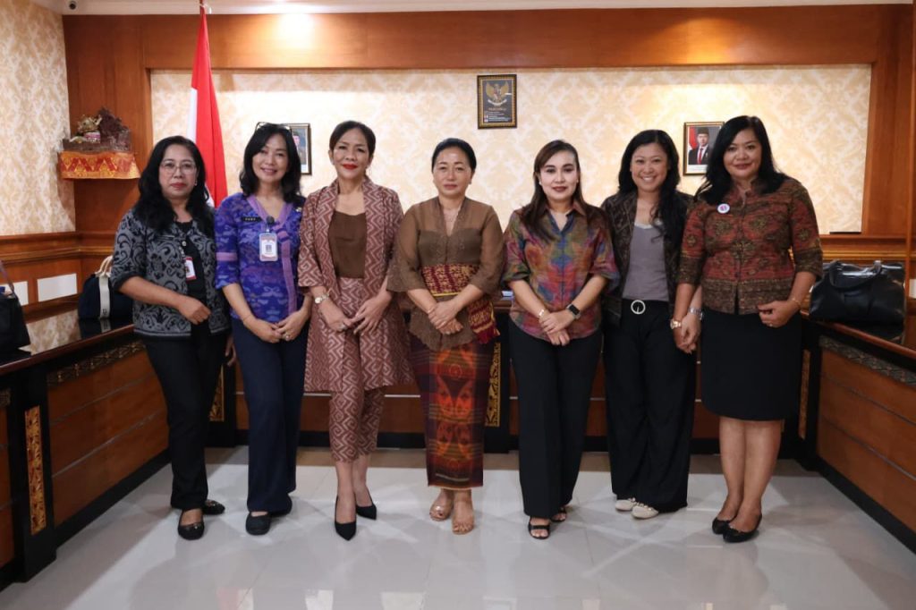 Pembina K3S Kota Denpasar, Ny. Sagung Antari Jaya Negara didampingi Ketua K3S Kota Denpasar, Ny. Ayu Kristi Arya Wibawa saat menerima audiensi jajaran DPW ILDI Kota Denpasar di Gedung Santi Graha Denpasar, Selasa (12/5).