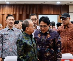 Gubernur Bali Wayan Koster bersama Wagub I Nyoman Giri Prasta.