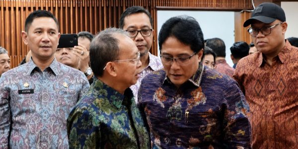 Gubernur Bali Wayan Koster bersama Wagub I Nyoman Giri Prasta.