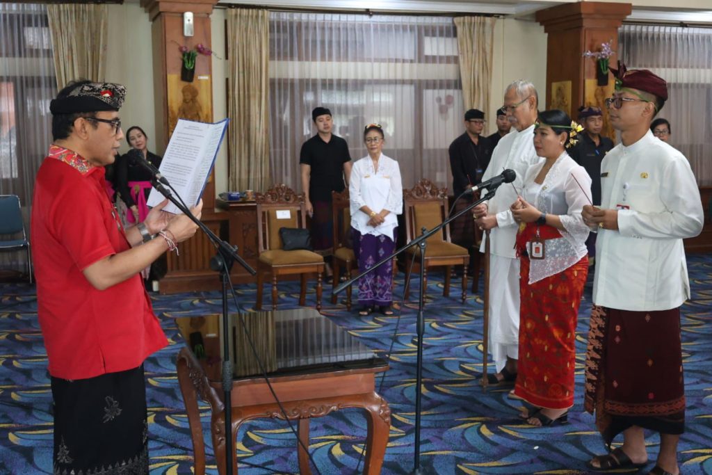 Wali Kota Denpasar, I Gusti Ngurah Jaya Negara saat melantik dan mengambil sumpah jabatan Pejabat Administrator, Pejabat Pengawas, dan Pejabat Fungsional di Lingkungan Pemerintah Kota Denpasar di Ruang Praja Utama Kantor Wali Kota Denpasar, Rabu (13/5).