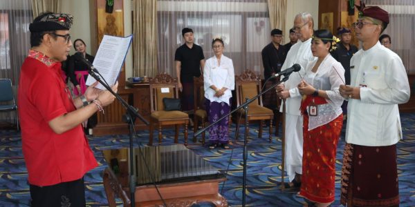 Wali Kota Denpasar, I Gusti Ngurah Jaya Negara saat melantik dan mengambil sumpah jabatan Pejabat Administrator, Pejabat Pengawas, dan Pejabat Fungsional di Lingkungan Pemerintah Kota Denpasar di Ruang Praja Utama Kantor Wali Kota Denpasar, Rabu (13/5).