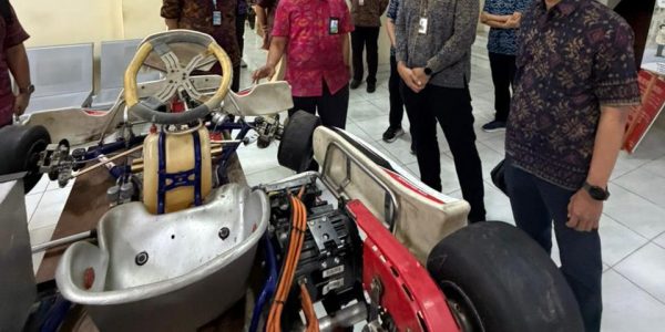 Direktur PNB (pertama dari kiri) bersama Ketua Kajian Penelitian, I Wayan Jondra (dua dari kiri) memperlihatkan hasil karya mahasiswa saat kunjungan GM yang didampingi manajemen PLN UID Bali.