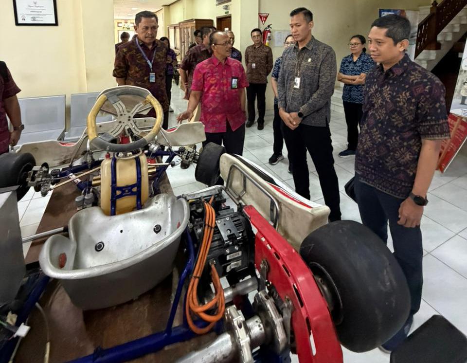 Direktur PNB (pertama dari kiri) bersama Ketua Kajian Penelitian, I Wayan Jondra (dua dari kiri) memperlihatkan hasil karya mahasiswa saat kunjungan GM yang didampingi manajemen PLN UID Bali.