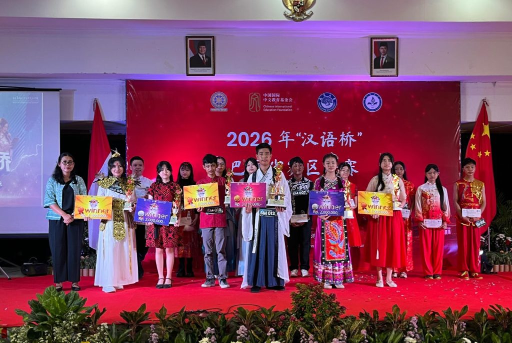 Penyerahan penghargaan kepada para pemenang Chinese Bridge 2026 yang digelar TCI Fakultas Pariwisata Unud, Rabu (13/5).