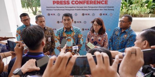Kementerian ATR/BPN, KPK, dan Pemda se-Sulut di Wisma Negara Sulut, membahas penguatan layanan pertanahan dan optimalisasi PAD daerah, Selasa (12/5).