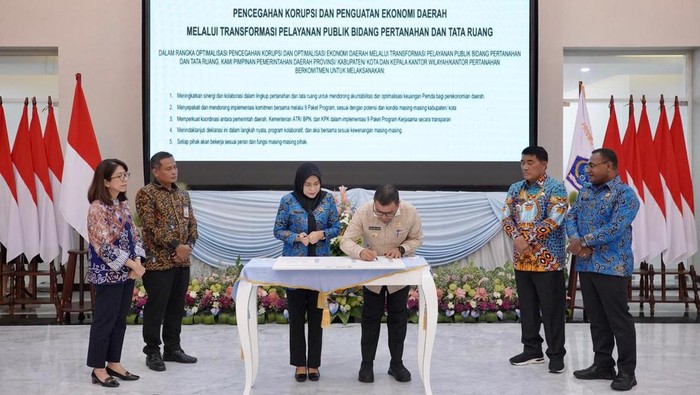 Kementerian ATR/BPN bersama KPK dan pemerintah daerah se-Sulawesi Utara menandatangani komitmen transformasi layanan pertanahan dan tata ruang di Wisma Negara Sulut, Selasa (12/5).