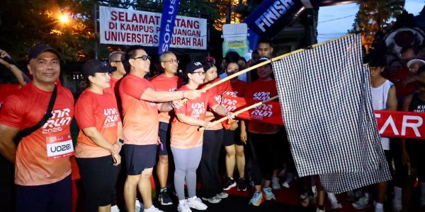 Wakil Wali Kota Denpasar, I Kadek Agus Arya Wibawa bersama Ketua GOW Kota Denpasar, Ayu Kristi Arya Wibawa saat melepas peserta UNR RUN 2026 kategori 5K di Universitas Ngurah Rai Minggu (17/5).