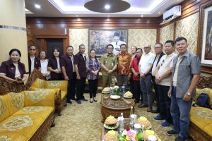 Wakil Wali Kota Denpasar, I Kadek Agus Arya Wibawa, menerima kunjungan kerja Wakil Bupati Kabupaten Minahasa Tenggara, Fredy Tuda di Kantor Wali Kota Denpasar, Senin (18/5).