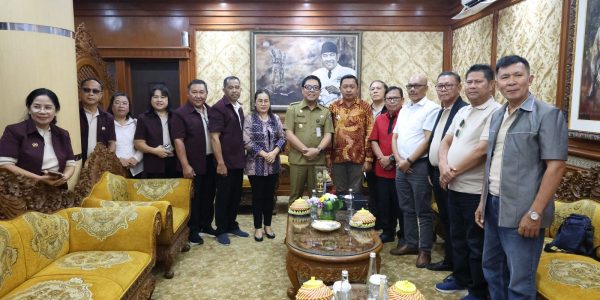 Wakil Wali Kota Denpasar, I Kadek Agus Arya Wibawa, menerima kunjungan kerja Wakil Bupati Kabupaten Minahasa Tenggara, Fredy Tuda di Kantor Wali Kota Denpasar, Senin (18/5).