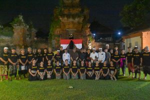 Wali Kota Denpasar, I Gusti Ngurah Jaya Negara, bersama Panglingsir Puri Agung Denpasar serta Ketua DPRD Kota Denpasar, I Gusti Ngurah Gede saat menghadiri Pembinaan Sanggar Seni Gita Bandana Praja, Kota Denpasar sebagai Duta Kota Denpasar pada Kesenian Legendaris serangkaian PKB XLVIII oleh Tim Konsultan Seni Kota Denpasar yang digelar di Jaba Pura Puri Agung Satria, Denpasar, Minggu (17/5).