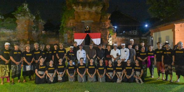 Wali Kota Denpasar, I Gusti Ngurah Jaya Negara, bersama Panglingsir Puri Agung Denpasar serta Ketua DPRD Kota Denpasar, I Gusti Ngurah Gede saat menghadiri Pembinaan Sanggar Seni Gita Bandana Praja, Kota Denpasar sebagai Duta Kota Denpasar pada Kesenian Legendaris serangkaian PKB XLVIII oleh Tim Konsultan Seni Kota Denpasar yang digelar di Jaba Pura Puri Agung Satria, Denpasar, Minggu (17/5).